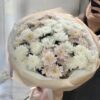 Пудровый букет из белых и нежно-розовых кустовых хризантем в Бресте