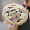 Пудровый букет из белых и нежно-розовых кустовых хризантем А131