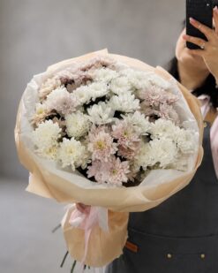 Пудровый букет из белых и нежно-розовых кустовых хризантем А131