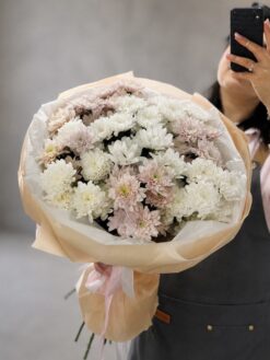 Пудровый букет из белых и нежно-розовых кустовых хризантем А131