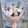Букет из белых хризантем и гвоздик с эвкалиптом