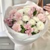 воздушный букет из хризантем Б218 в бело-розовых оттенках