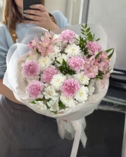 Воздушный букет из белых хризантем, розовых гвоздик и альстромерии Б218