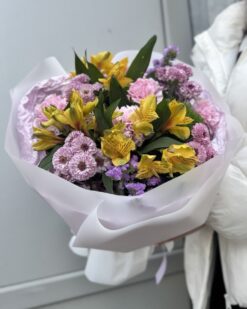 яркий букет полевых цветов