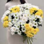 Хризантемы поштучно букет белых и жёлтых кустовых хризантем с доставкой в Бресте