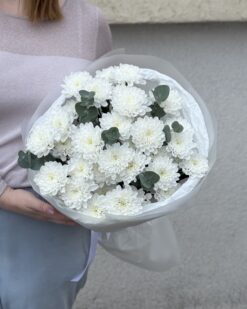 Букет из белых кустовых хризантем с эвкалиптом